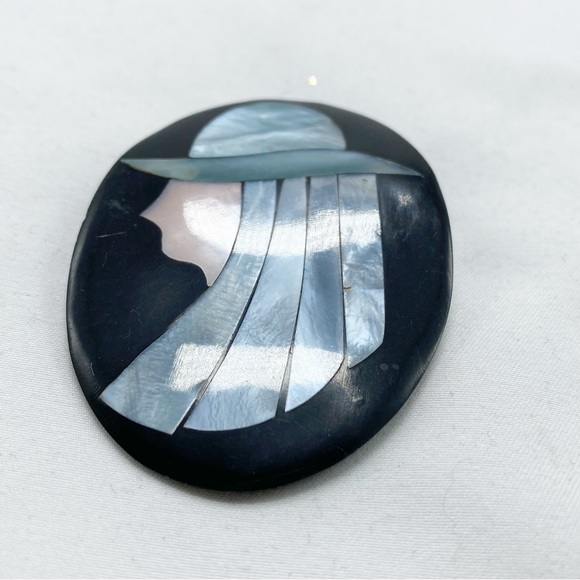 Vintage Art Deco Mother of Pearl Inlay Lady with Hat Brooch Pin Black - Picture 3 of 3